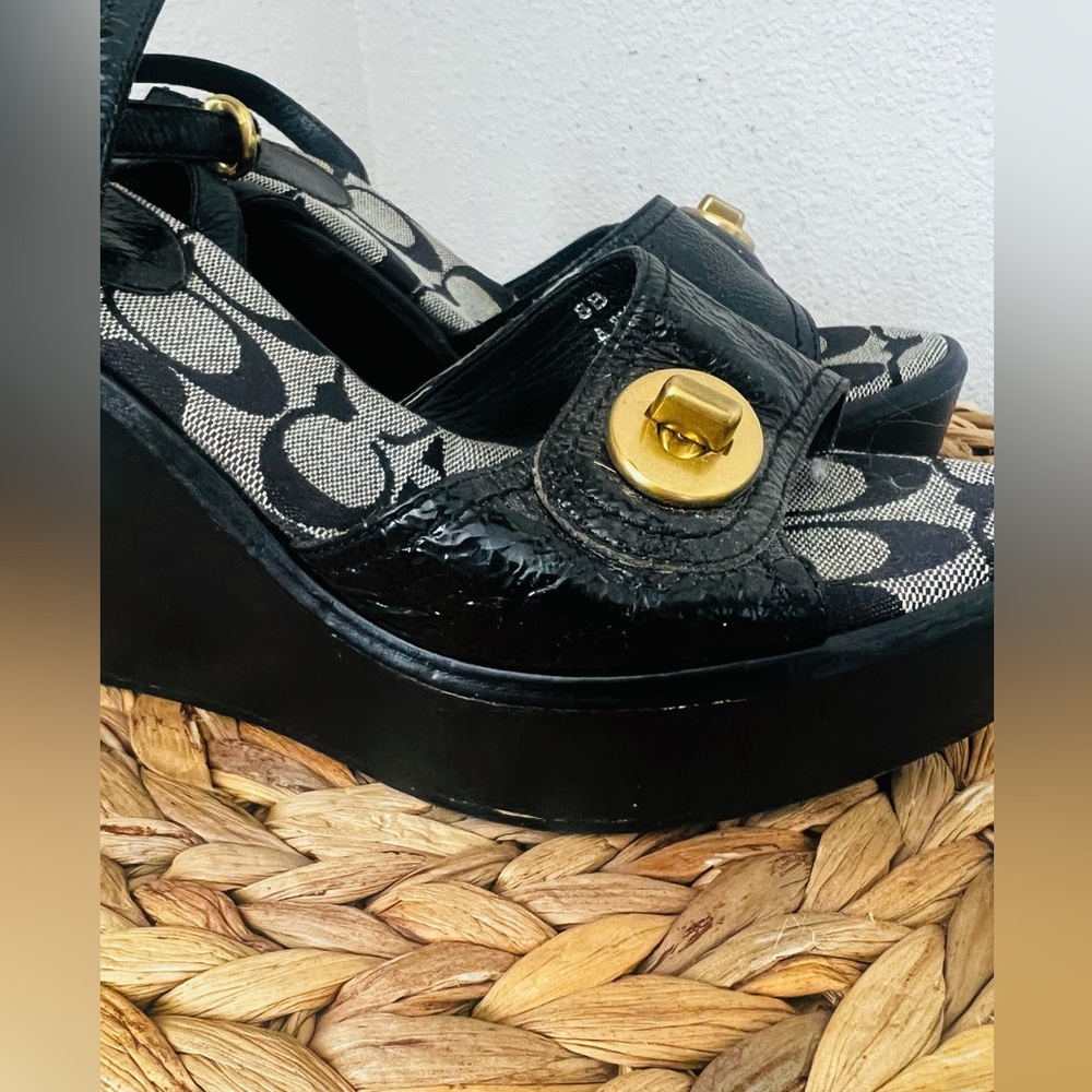 COACH sandal LOGO MAE SOFT PATENT WEDGE black shiny turnlock peep toe detail - Picture 5 of 5